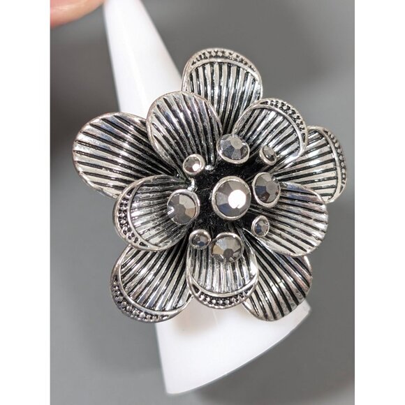 Silver Tone Gray Rhinestone Flower Cocktail Ring Size 7 Statement Bold Stretch - Picture 2 of 8